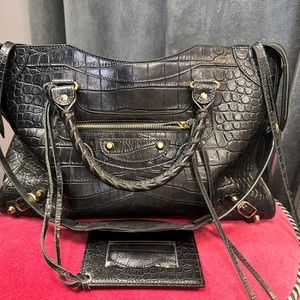 Balenciaga Neo Cagole Lambskin Leather bag.